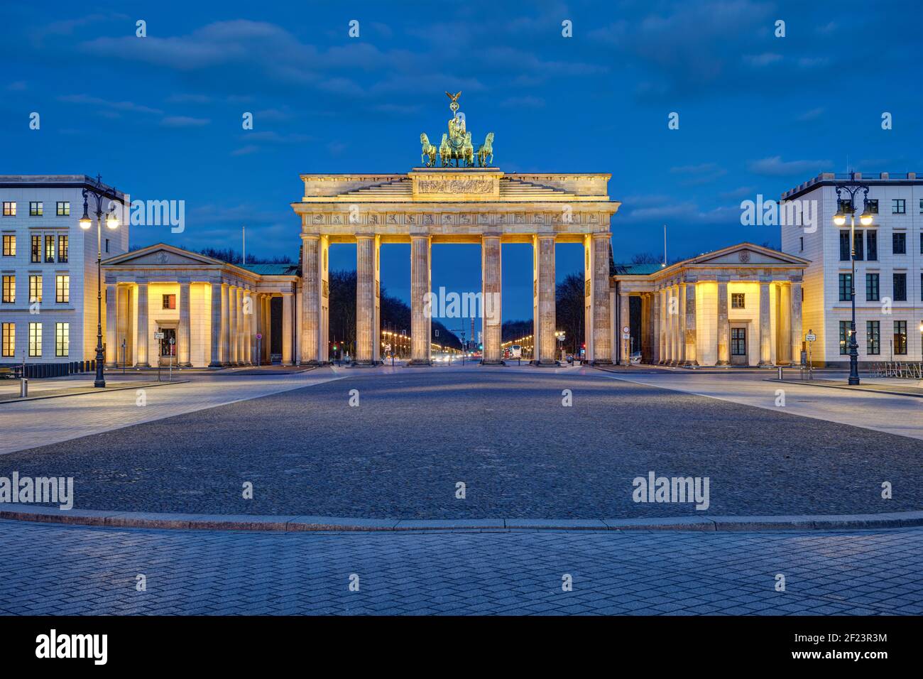Panorama del Brandenburger Tor illuminato a Berlino all'alba senza persone Foto Stock