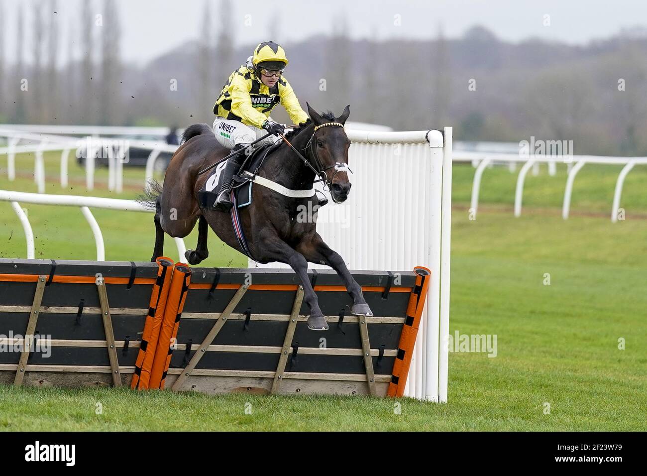 File photo datato 16-12-2020 di Nico de Boinville Riding Lecale's articolo cancellare l'ultima recinzione per vincere il BoscaSports The Retail Bookmakers Choice Maiden hindle presso l'ippodromo di Newbury. Data di emissione: Mercoledì 10 marzo 2021. Foto Stock