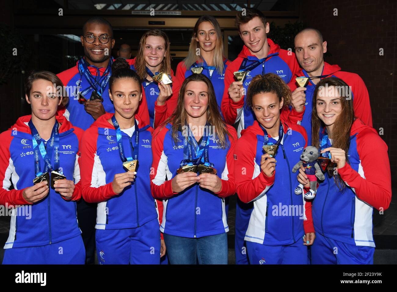 Il team francese Mehdy Metella, Marie Wattel, Fantine Lesaffre, Maxime Grousset, Jeremy Stravius, Margaux Fabre, Assia Touati, Charlotte Bonnet, Anouchka Martin, Beryl Gastaldello posa con la medaglia durante i Campionati europei di nuoto Glasgow 2018, al Centro Internazionale di nuoto di Tollcross, a Glasgow, Gran Bretagna, giorno 8, il 9 agosto, 2018 - Foto Stephane Kempinaire / KMSP / DPPI Foto Stock