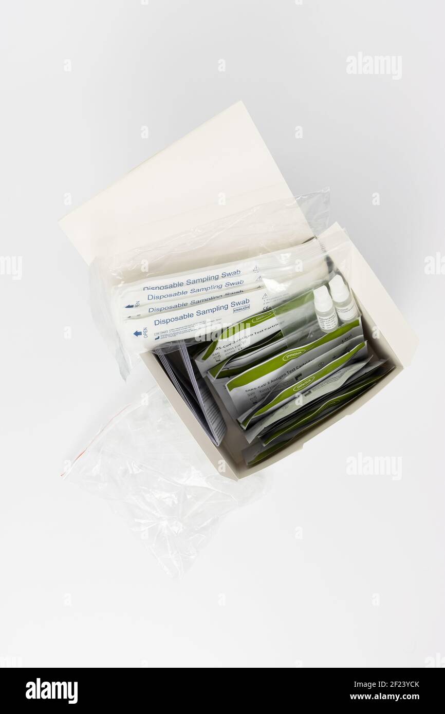 Una scatola aperta di test antigene SARS-COV-2 antigene Rapid Foto Stock