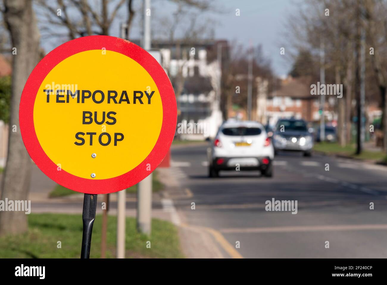 Cartello della fermata temporanea dell'autobus a Southend on Sea, Essex, UK. Segno circolare luminoso. Modifica dei trasporti pubblici Foto Stock