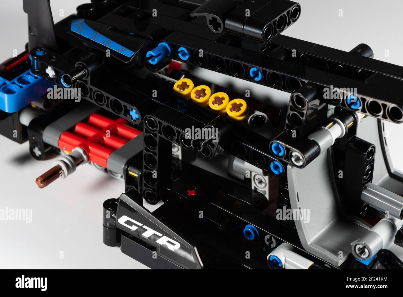 LEGO Technic McLaren Senna GTR in costruzione su sfondo bianco Foto stock -  Alamy