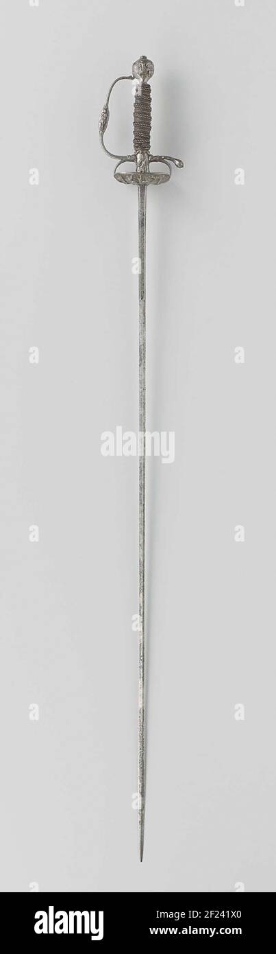 Degen met gebeiteld ijzeren gevest met scènes uit het Oude Testamento en ruiters uit de klassieke oudheid.The hilt è scalpellato con guerrieri classici e una donna; Sopra il deflettore c'è un'immagine di Susanna e degli anziani e di Sint Joris e del drago, sopra una scena non identificata dalla Bibbia o dalla mitologia con un uomo seduto e una donna; Il manico in legno è ferito con filo di ferro, probabilmente mai annerito, e ha intrecciato anelli di impugnatura sulla parte superiore e superiore. La lavorazione a doppia faccia ha una sezione esagonale passante a forma di diamante ed è incisa con bevande a foglia e una testa maschio sotto un bl Foto Stock