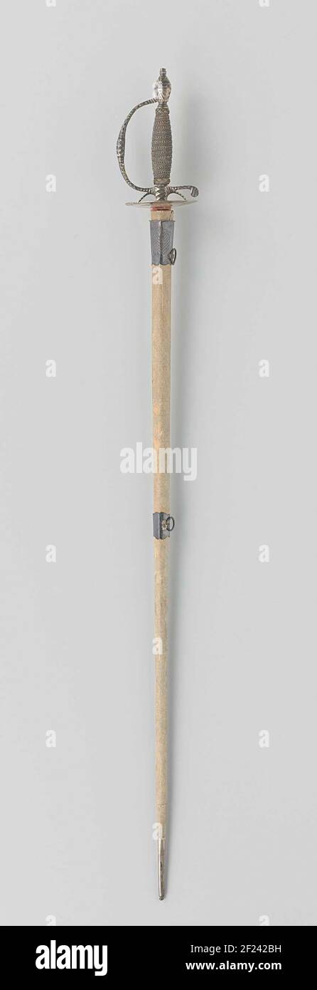 Degen Met zilveren gevest en schede.Ornamental Degen. Argentato con decorazioni sfaccettate; la piastra deflettrice ha un bordo con un motivo a zigzag inciso; la prima staffa è stampigliata con il centro di Amsterdam e il marchio della Silversmith SDM; Il manico in legno è ferito con filo d'argento ritorto di diverso spessore e con anelli di impugnatura intrecciati sulla parte superiore e inferiore. La lama ha un diametro cavo-triangolare ed è incisa con baffi e bevande floreali e sul lato di trasporto con un pannello con l'indirizzo della spada. La guaina in pelle è ricoperta da un sottile velino bianco; l'argento Foto Stock