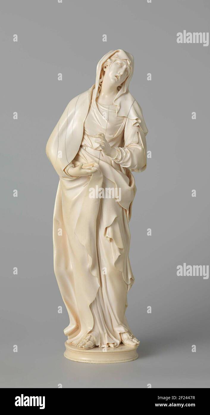 La Vergine e San Giovanni Evangelista.le figure della Vergine e dell'Apostolo Giovanni erano originariamente affiancate da un Cristo crocifisso. La Vergine è rappresentata con un'espressione di intenso dolore, mentre gazes verso l'alto in sgomento. Le sue magistralmente intagliate, le vesti fluenti e il suo volto sono stati ispirati dal barocco italiano. La posa dinamica di Giovanni deriva da un famoso gruppo scultoreo dell'antichità classica, la Laocoön. Foto Stock