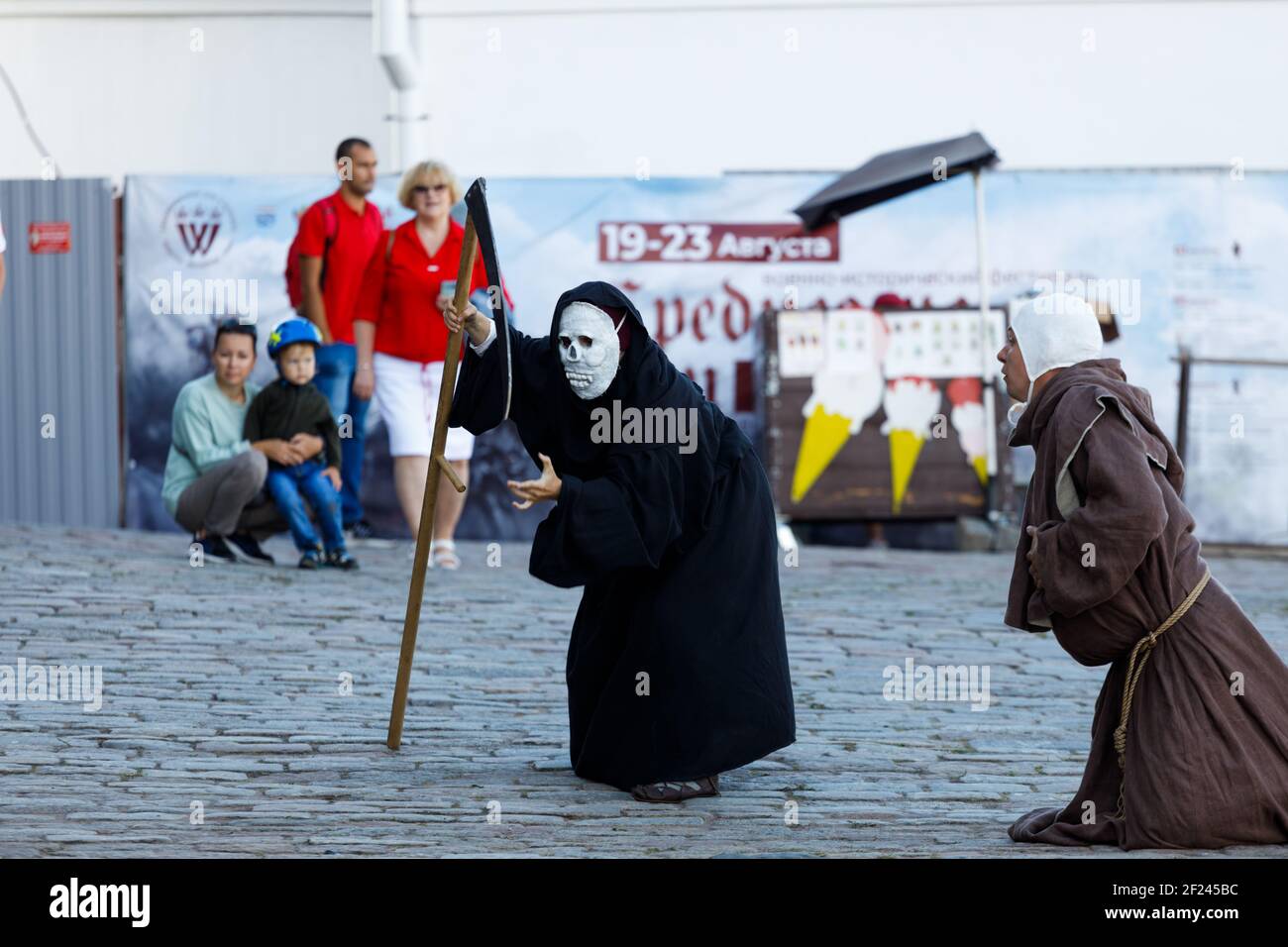 Russia. Vyborg. 08.20.2020 spettacolo teatrale nel castello. Morte e il monaco Foto Stock
