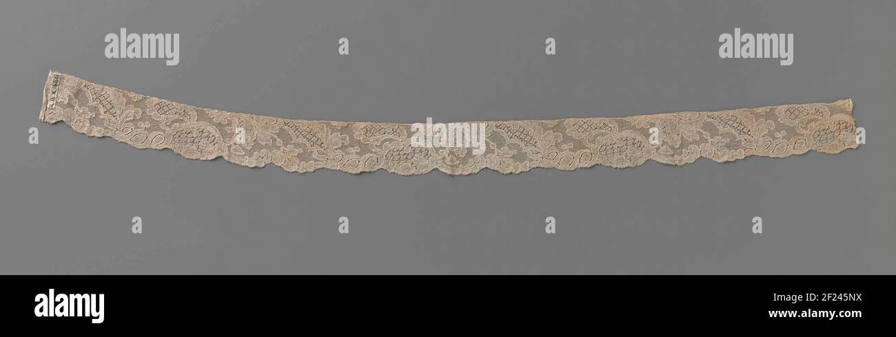 Strook kloskant Met elkaar overpende organische vormen waaronder rocailles en bladeren.Strip colosside naturale: Lato Mechelen. Il modello ripetitivo consiste in forme organiche sovrapposte e assemblate che includono un rocaille, foglie e rami di fiori. La ripetizione lungo il bordo superiore viene dimezzata. Il nastro è quindi destinato ad usurarsi simmetricamente raddoppiato come jabot. I motivi sono collegati da un bel terreno Maas, i Malinois. I motivi sono realizzati in tela con fili di contorno più spessi e lucidi. Sono stati applicati diversi terreni ornamentali in cui sono in lavorazione motivi senza fili di contorno Foto Stock