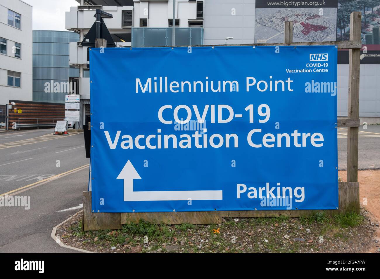 Grandi cartelli blu per il Covid-19 Vaccination Centre al Millennium Point di Birmingham, Regno Unito Foto Stock