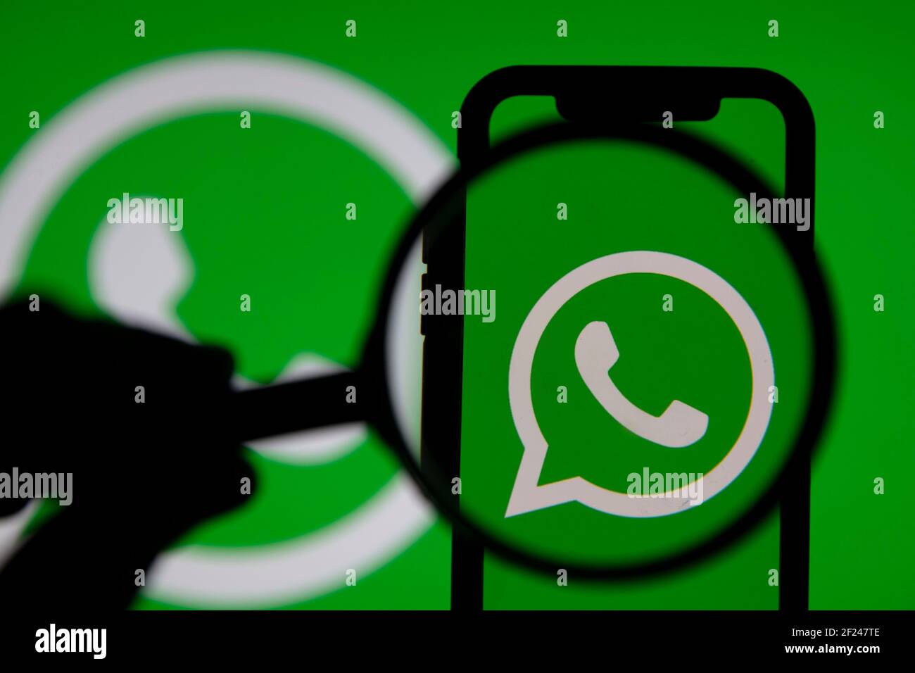 LONDRA, Regno Unito - Marzo 2021: Logo del servizio di messaggistica online WhatsApp su smartphone Foto Stock