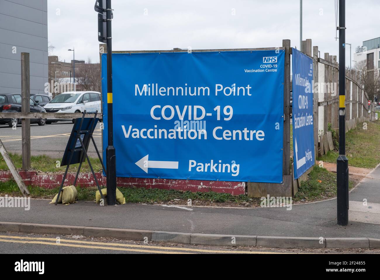 Grandi cartelli blu per il Covid-19 Vaccination Centre al Millennium Point di Birmingham, Regno Unito Foto Stock