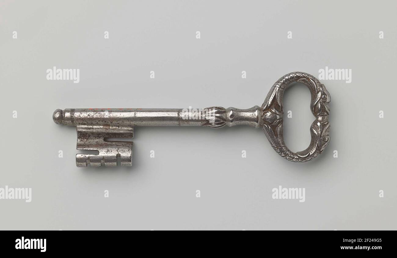 Sleutel.Key con occhio ovale costituito da due teste donate di animali con cuoio capelluto che esclude in coda le pinne che racchiudono una palla. Sotto contro le teste e sulla decorazione della lamiera dell'albero. La barba è a forma di S. Foto Stock