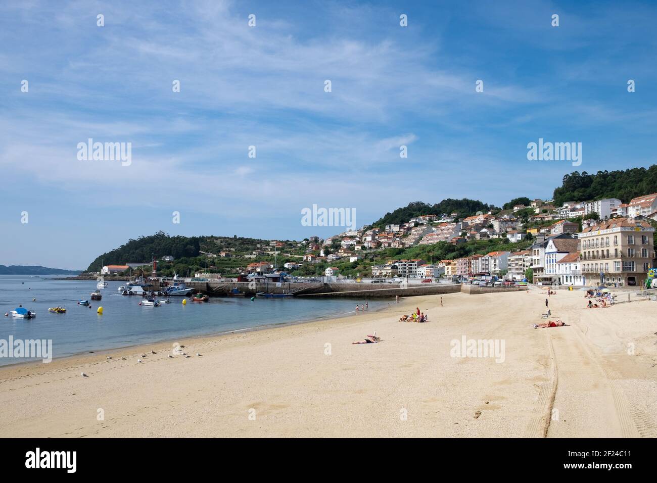 La spiaggia e villaggio turistico di Praia de Raxo nella provincia di Pontevedra, Galizia, Spagna settentrionale Foto Stock