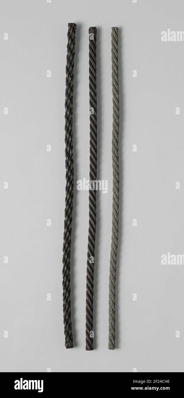 Tre campioni o cavo di ferro. Drie mostri dal cavo di ferro, tutti i cavi tagliati. Uno consiste di tre volte tre trefoli, ciascuno costruito da tredici fili; ha una circonferenza di due pollici e pesa tre libbre il vadem. Gli altri due, uno zincato, sono costituiti da quattro trefoli di sette fili, con un cuore di corda; Il cavo galvanizzato ha una circonferenza di 1 5/8 pollici e pesa due libbre nove la vademation, l'altro ha una circonferenza di 1 7/8 pollici e pesa due libbre due a noi il vadem. Foto Stock