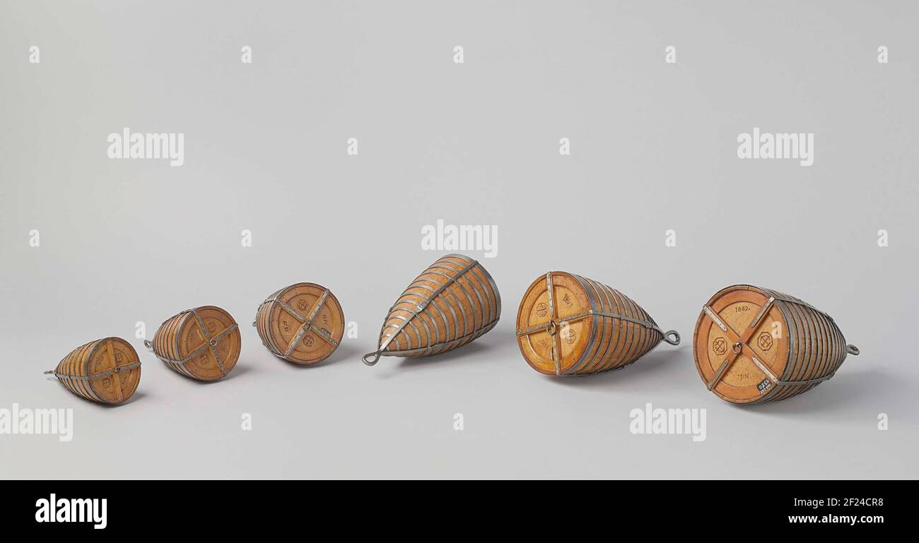 Sei modelli di boe.sei modelli di boe (tons vasca) di diversi formati. Sono dotati di corpi conici con un'estremità affilata e una parte superiore piatta rotonda con un anello al centro. Sono composti da barili di polsini e luppolo. Nella parte inferiore è presente un occhiello per la catena di ancoraggio. Tutti i modelli sono contrassegnati con ancoraggi incrociati. Scala 1:10 (archivio). Foto Stock