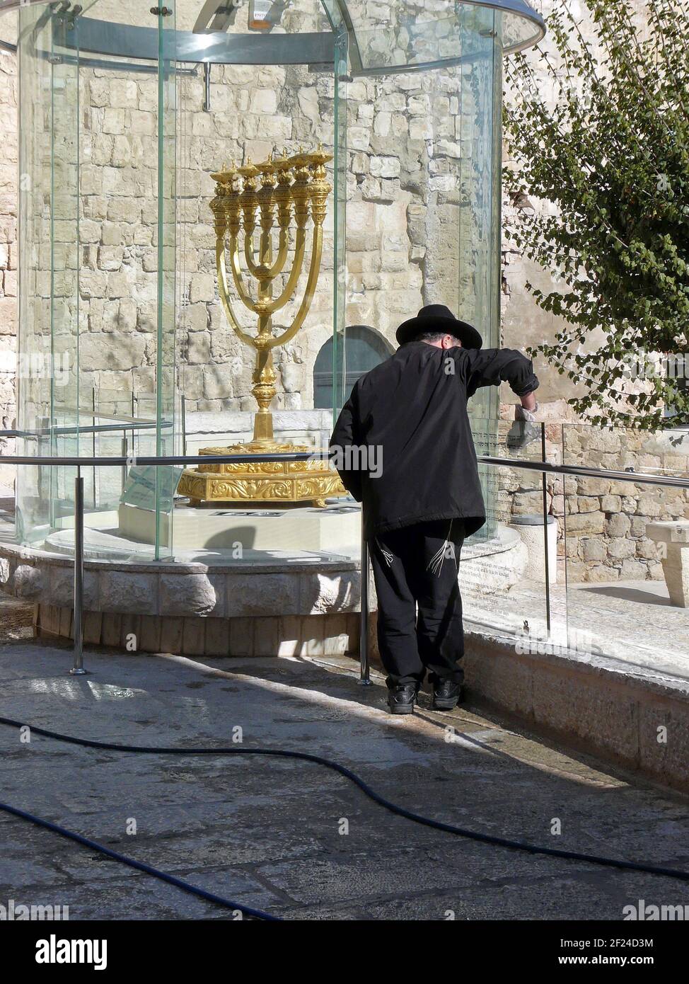 La Menorah d'Oro nel quartiere ebraico di Gerusalemme Foto Stock