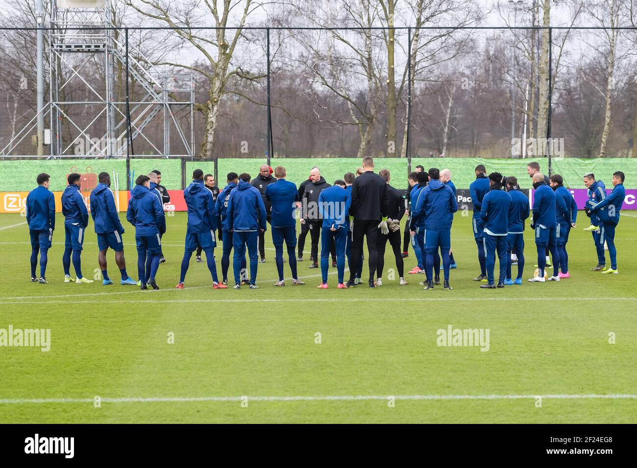 AMSTERDAM, PAESI BASSI - MARZO 10: Trainer / allenatore Erik ten Hag di Ajax (m) dà istruzioni ai giocatori di Ajax durante una sessione di allenamento prima della partita contro i giovani ragazzi a De Toekomst il 10 marzo 2021 ad Amsterdam, Paesi Bassi (Foto di Gerrit van Keulen/Orange Pictures) Foto Stock