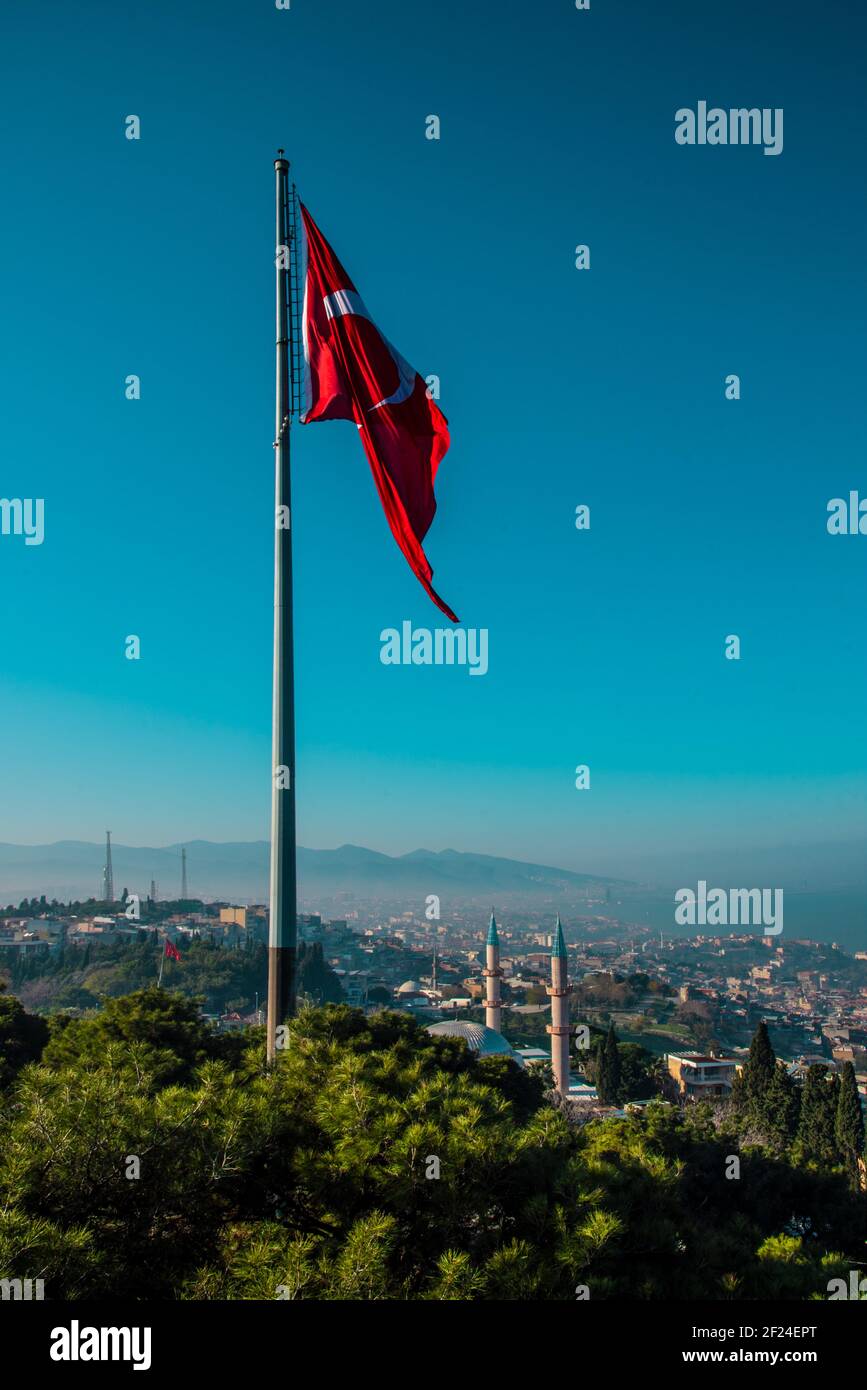 Foto della città di Izmir dalla collina di Kadifekale con bandiera turca Foto Stock