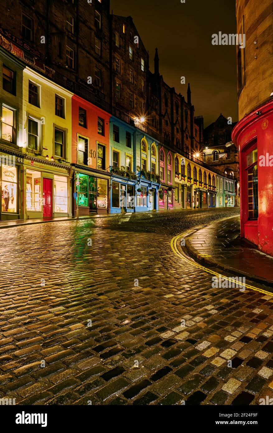 West Bow e Victoria Street nel cuore del centro storico Edimburgo ospita numerosi negozi indipendenti specializzati e colorati Foto Stock