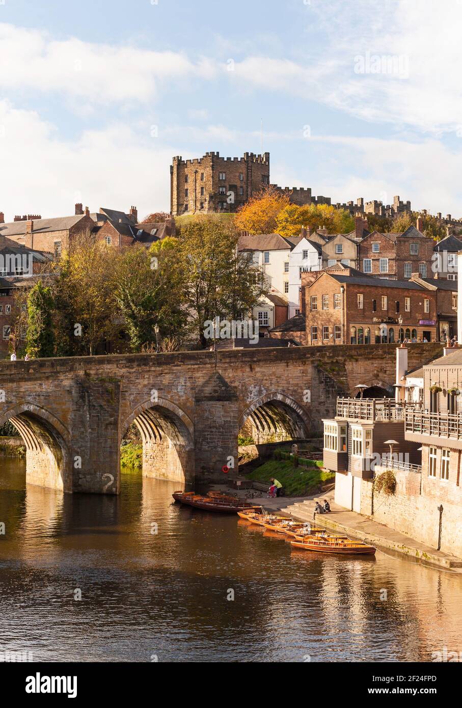 Vista autunnale della città di Durham, del castello e del ponte Elvet sul fiume Wear, Co. Durham, Inghilterra, Regno Unito Foto Stock