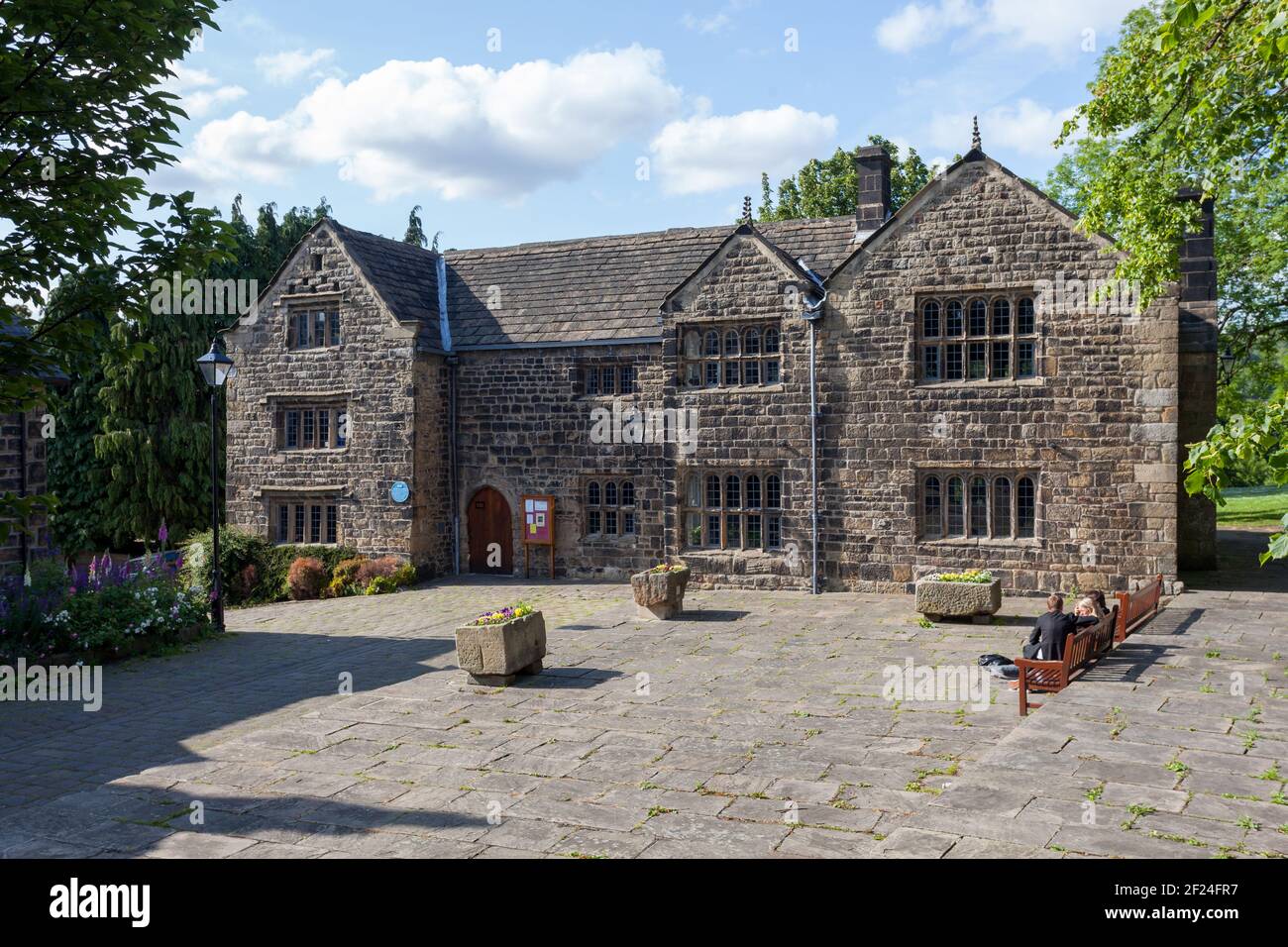 Illkey Manor House un raro superstite costruito in pietra medievale casa padronale ora il museo e galleria d'arte per questa movimentata città dello Yorkshire Foto Stock