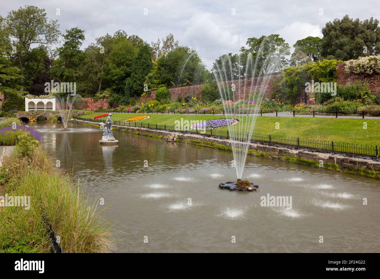 Vista estiva delle fontane e della mostra di fiori nel Canal Garden a Roundhay Park, Leeds, West Yorkshire Foto Stock