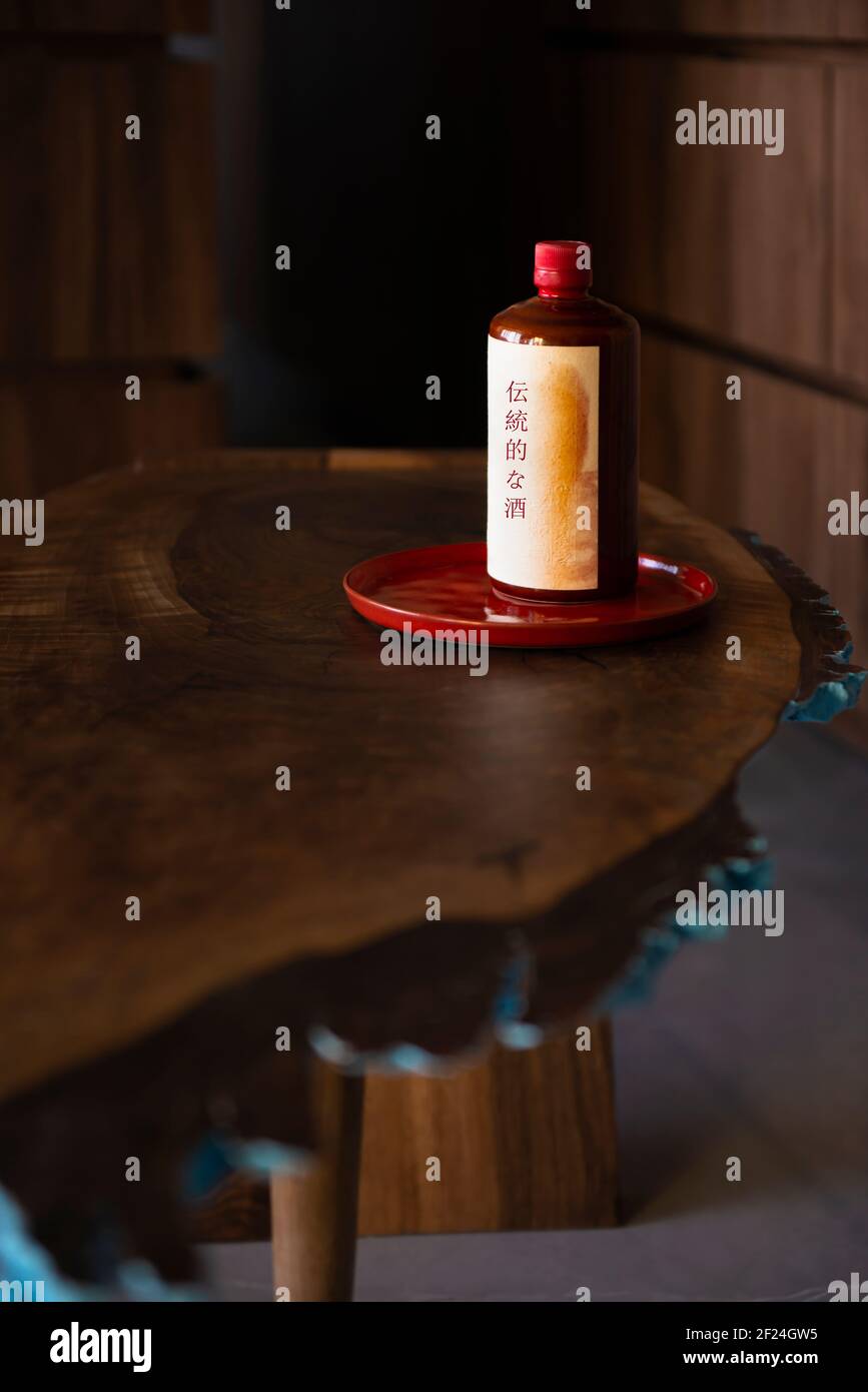 Bottiglia di bevanda orientale su un bel tavolo fatto su misura Foto Stock