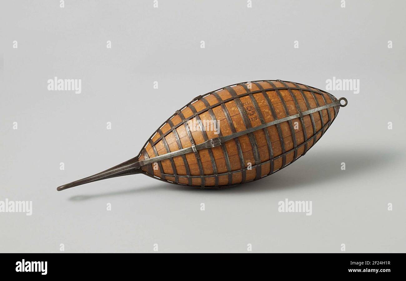 Modello di un Buoy.modello di una boa con corpo conico con punte affilate e rotondo di diamother. Come un barile è composta da bambole e cerchi. Sulla parte superiore è presente un occhio, così come sulla parte inferiore di un punto lungo per la catena di ancoraggio. Contrassegnato con ancoraggi incrociati. Il modello appartiene a una serie di sei boe di diversi formati. Scala 1:10 (archivio). Foto Stock