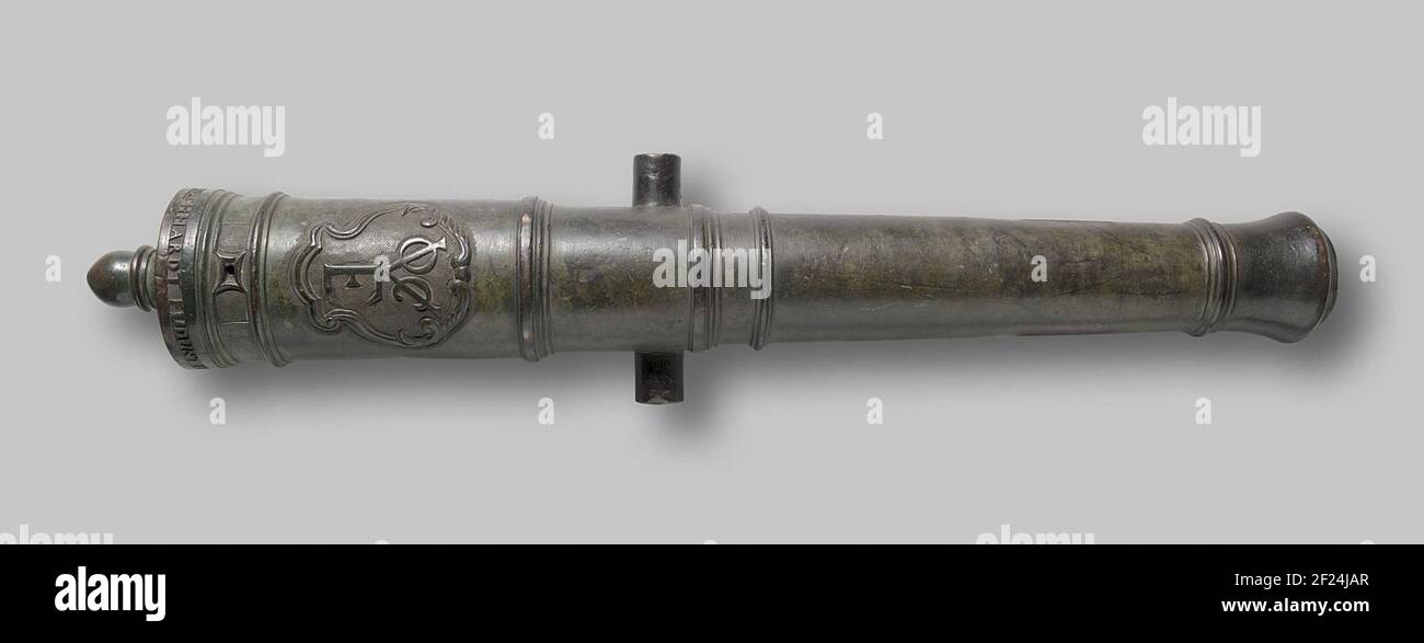 Bronzen kanon VOC E.Bronze cannone con cinque pneumatici profilati.  Kulasband con iscrizione stampata. Tra la prima e la seconda band in cima  naturalmente cartouche in alto rilievo con le iniziali. Qualcosa è
