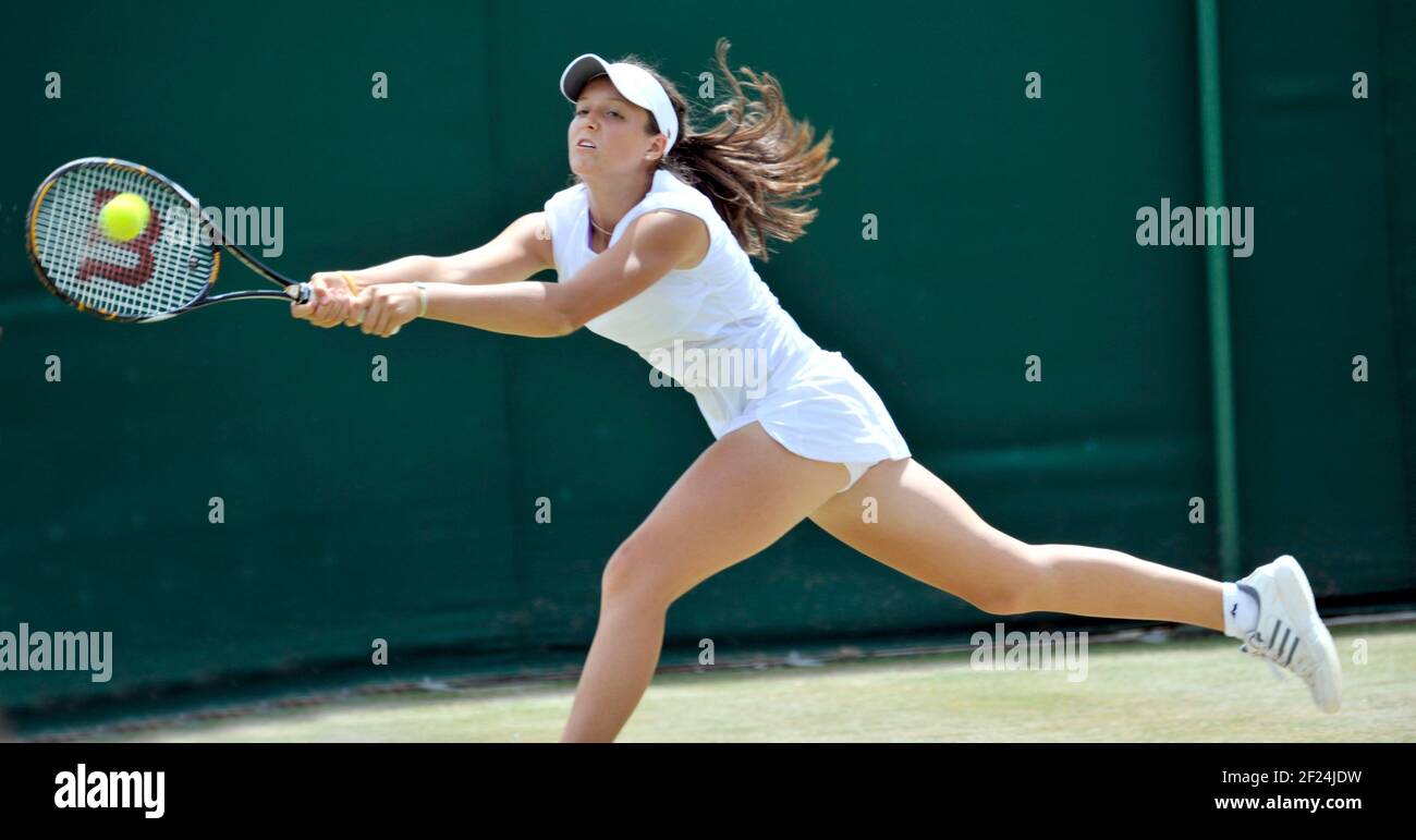 WIMBLEDON CAMPIONATI DI TENNIS 2008. 11° GIORNO 4/7/2008 RAGAZZE SINGOLI SEMI-FINALI LAURA ROBSON DURANTE LA SUA PARTITA CON R.TABAKOVA. IMMAGINE DAVID ASHDOWN Foto Stock