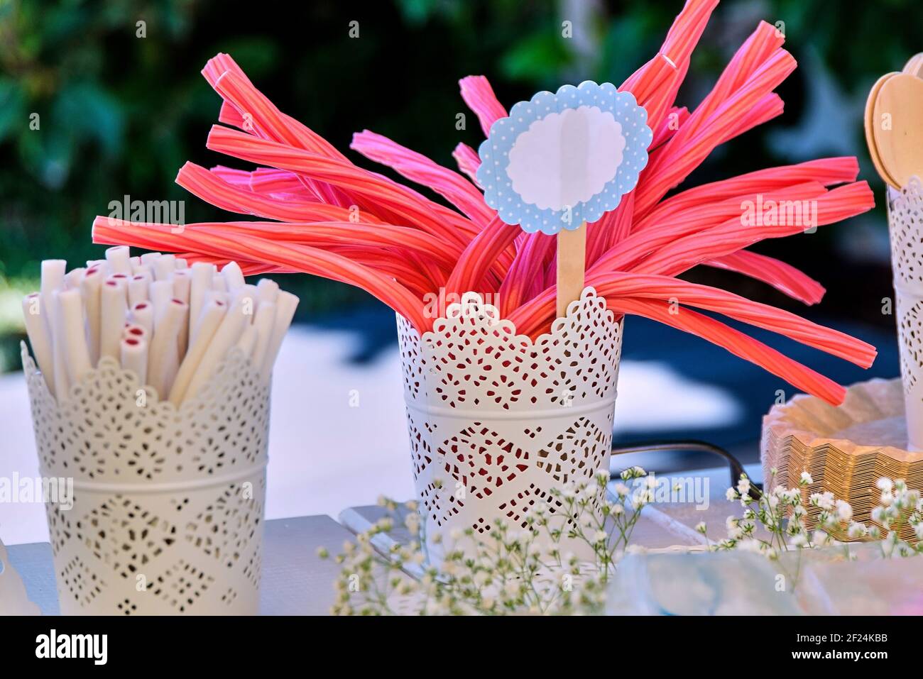 Dolci colorati a forma di liquirizia per i bambini in occasione di una festa di festa. Foto Stock