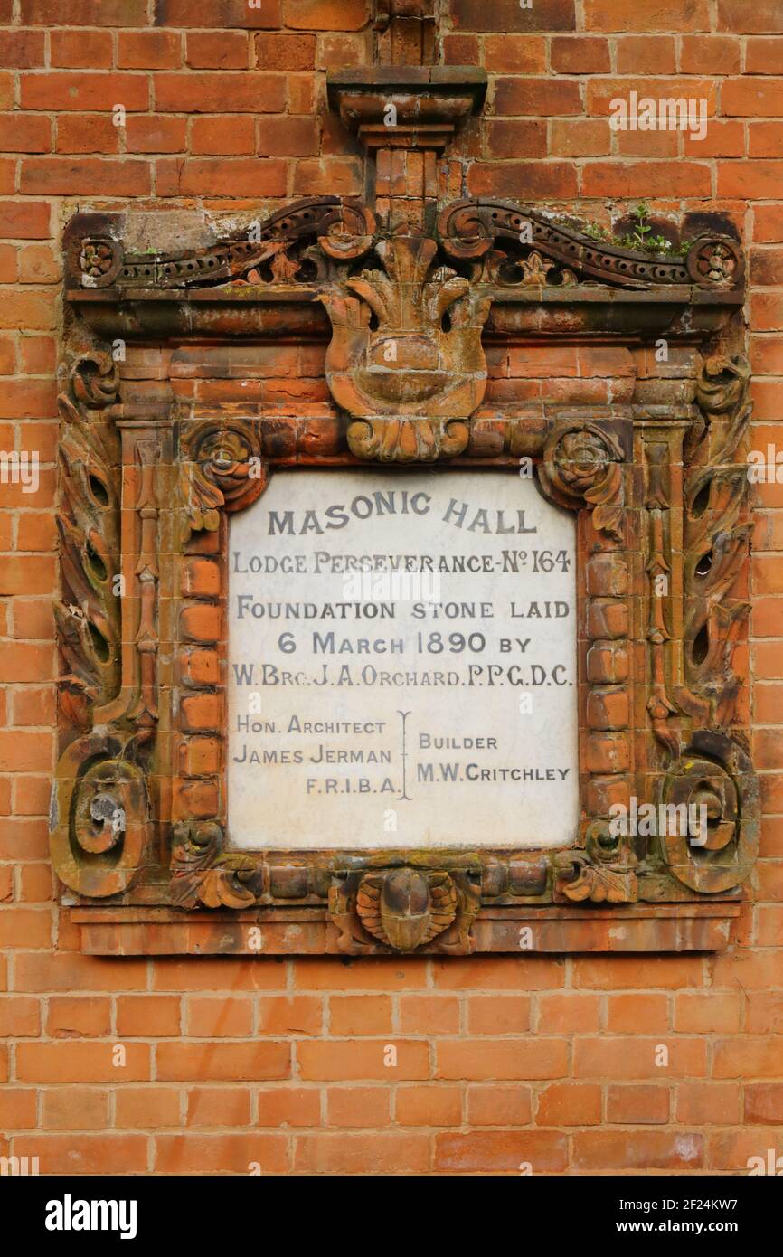 Lapide Masonic Hall sul muro nella città di Sidmouth, Devon, Regno Unito Foto Stock