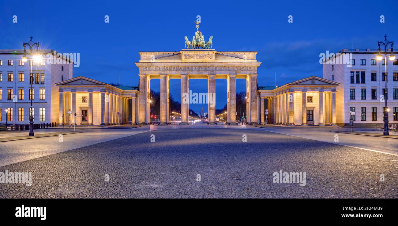 Panorama della porta di Brandeburgo illuminata a Berlino all'alba Foto Stock