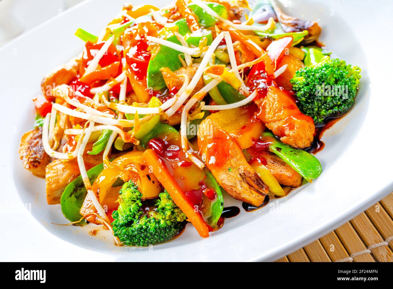 Pollo dolce e salato con riso e verdure Foto Stock