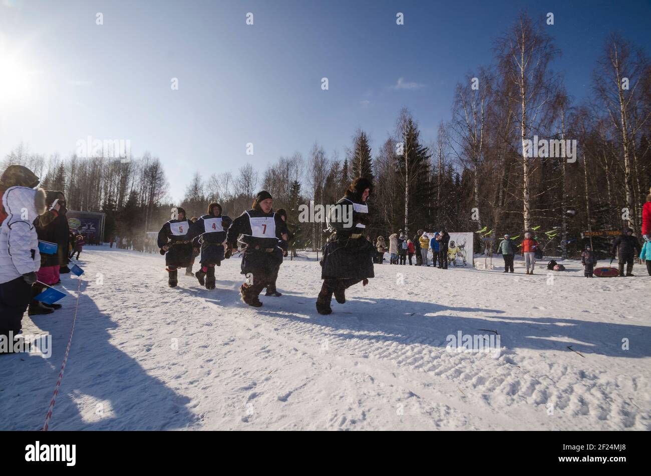 Marzo 2021 - Golubino. Gara di allevatori di renne. Correre in abiti nazionali. Russia, regione di Arkhangelsk Foto Stock