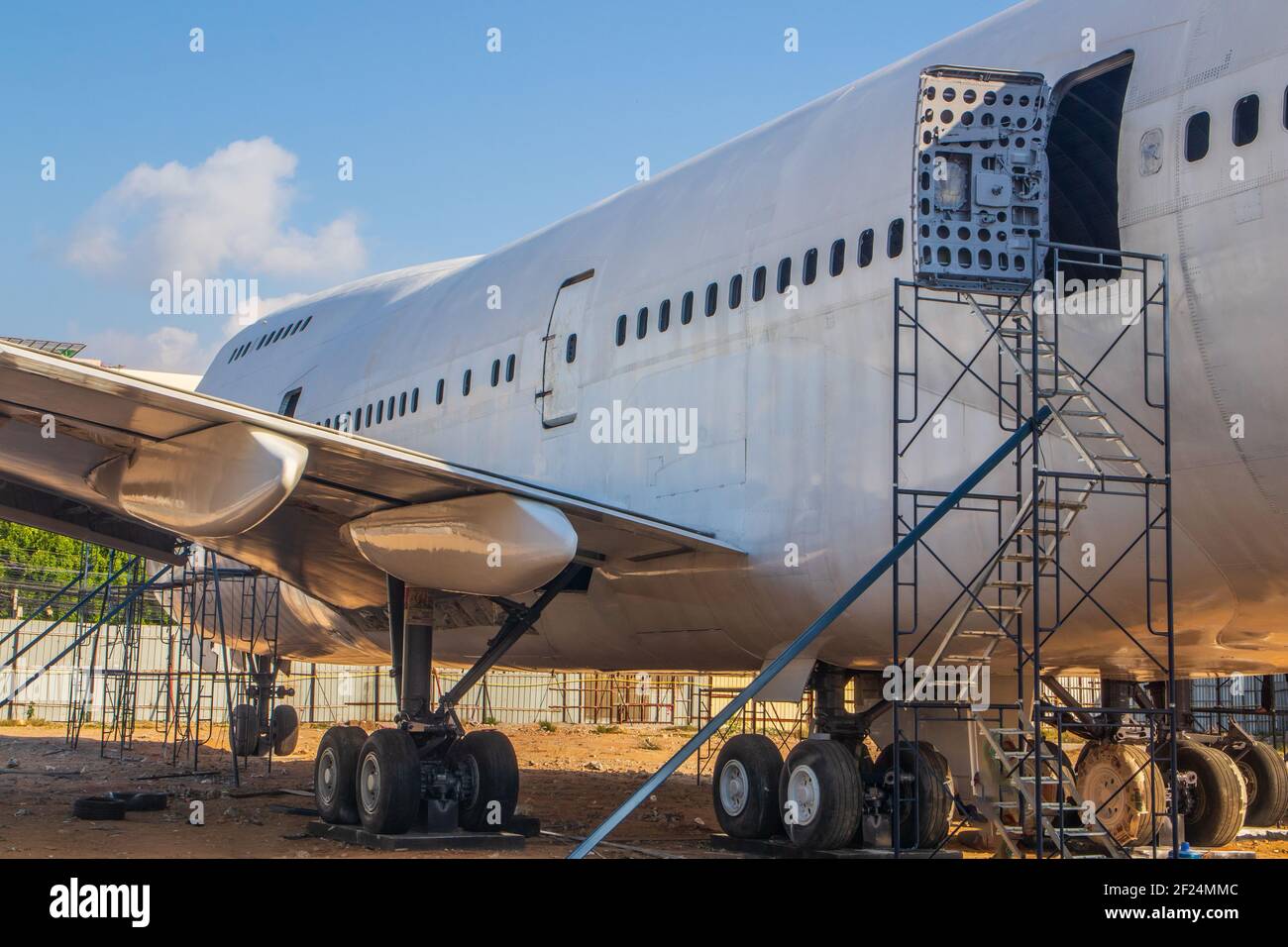 Un vecchio aereo scartato o jumbo jet è utilizzato come ristorante, bar evento, punto di riferimento e Thai Street Food Market in Thailandia Asia Foto Stock