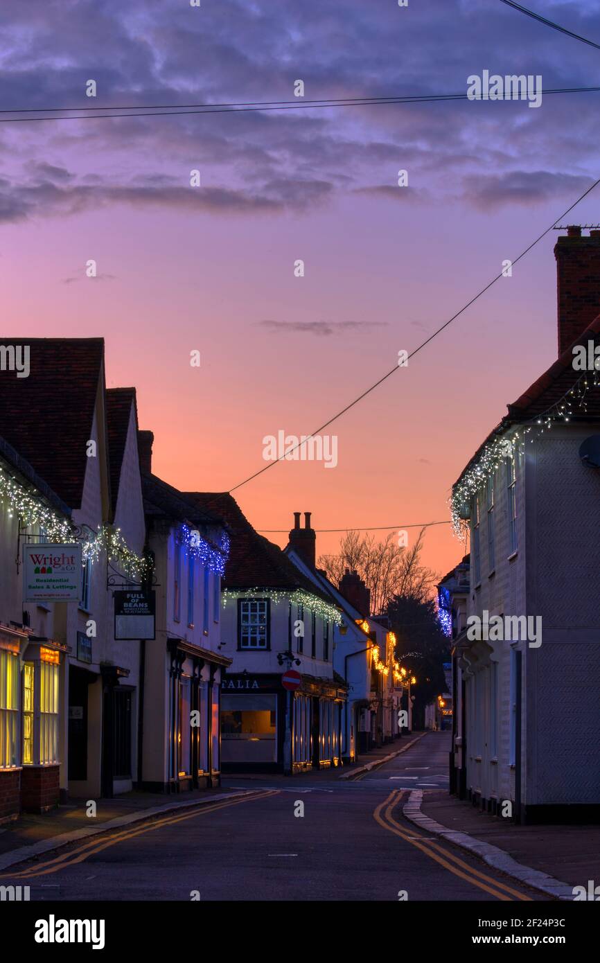 Church Street, Sawbridgeworth, Hertfordshire con luci festive e un cielo invernale Foto Stock