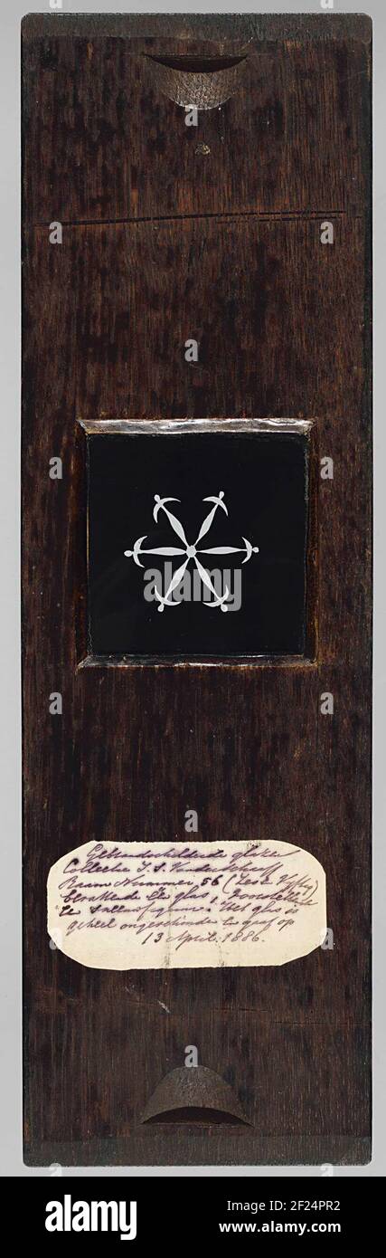 Sneeuwster.lastra di vetro quadrata con supporto in legno. Stella della neve: Sei linee dal centro, che si addensano al centro e finiscono in una paletta. Poco prima della fine delle linee, una croce a forma di luna con i punti sempre più diretti. Foto Stock