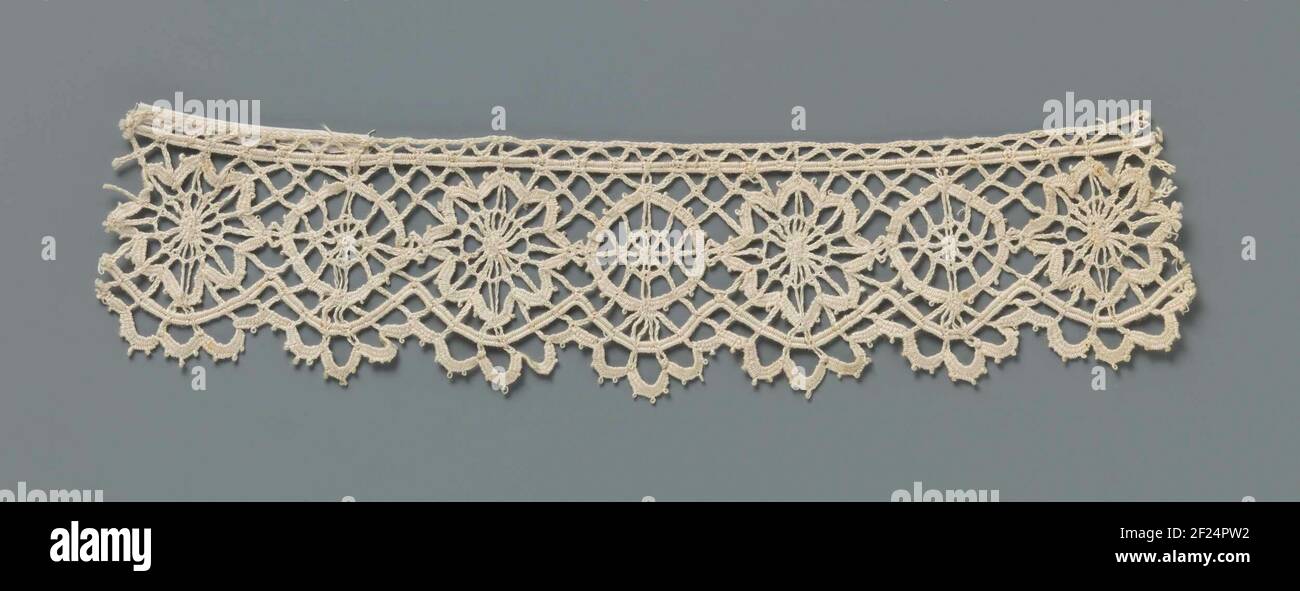 Strook kloskant Met sterren en wielen.Strip colosside naturale. Il modello ripetitivo è composto alternativamente da una ruota e da una stella a otto punte. La circonferenza dei motivi è costituita da una fascia realizzata in tratto di forma. Ci sono 'pokes' con trecce all'interno della circonferenza. Un nastro rettilineo scorre sopra le ruote. Tra le ruote e le stelle corre una fascia che forma una scanalatura semicircolare, con cinque lobi formati da prua. Le fasce e le ciotole sono entrambe realizzate con un tratto di forma. I motivi sono collegati da un terreno di treccia, che forma maglie grossolane a forma di diamante, come ad esempio con una terra di Valenciennes. La parte superiore della str Foto Stock