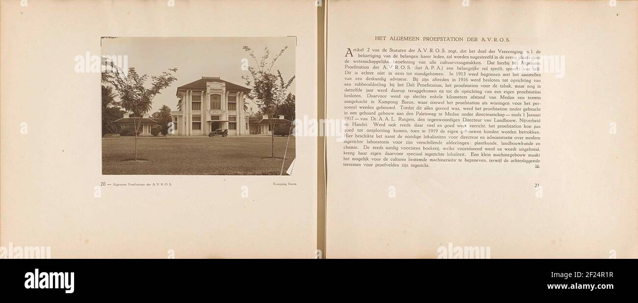 Pagina 20 it 21 van Fotoboek van de Algemeene Vereeniging van Rubberplanters ter Oostkust van Sumatra (A.V.R.O.S.).due pagine di libri con link UNA foto della Stazione di prova Generale dell'Associazione Generale delle piante di gomma della Costa Est di Sumatra (A.V.R.O.S.) a Kampong Baroe e sulla giusta informazione questa organizzazione. Parte dell'album fotografico dell'Unione generale delle piantatrici di gomma sulla costa orientale di Sumatra (A.R.O.S.). Foto Stock