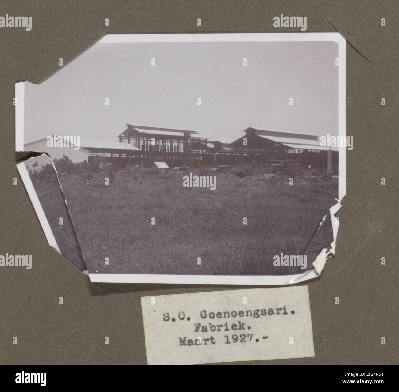 S.O. Goenoengsari. Fabriek. Maart 1927..Vista degli edifici della fabbrica in costruzione, marzo 1927. La stampa fotografica è un po' lacerata e ruminata. Parte dell'album fotografico con foto della costruzione dello zuccherificio di Goenoensari su Giava Est da parte dell'associazione di categoria Amsterdam 1926-1927. Foto Stock