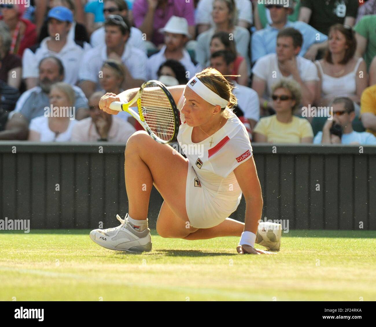 WIMBLEDON CAMPIONATI DI TENNIS 2008. 7° GIORNO 30/6/2008S.KUZNETSOVA CADE DURANTE IL DEFEET AD A.RADWANSKA. IMMAGINE DAVID ASHDOWN Foto Stock