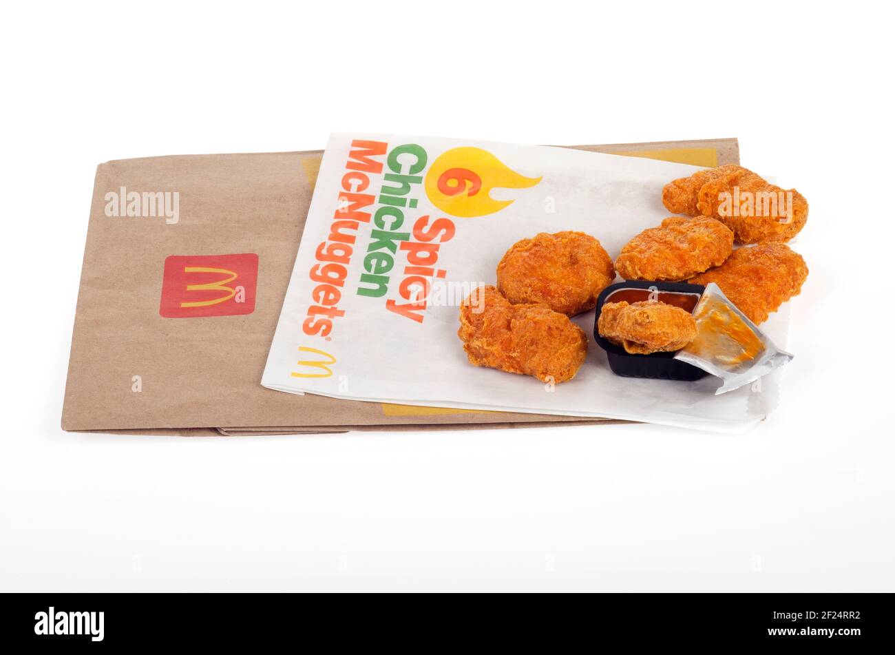 McDonald's Spicy Chicken McNuggets con salsa di immersione calda sul wrapper con sacchetto Foto Stock