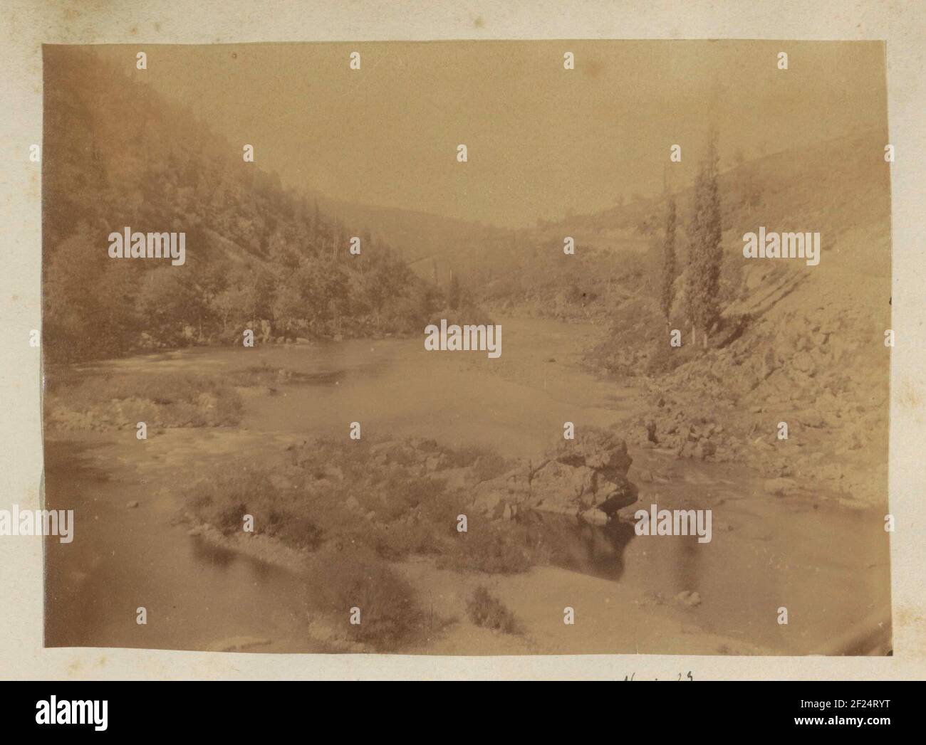 Riviergezicht in Frankrijk.parte di un album di fotografi amatoriali francesi con registrazioni di famiglia, soldati, industria, paesaggi e luoghi di interesse in Francia. Foto Stock