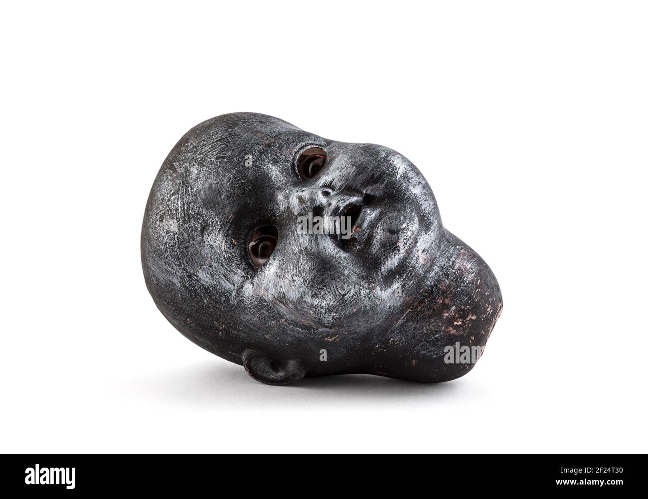 Vecchia testa creepy della bambola su sfondo bianco con percorso di ritaglio Foto Stock