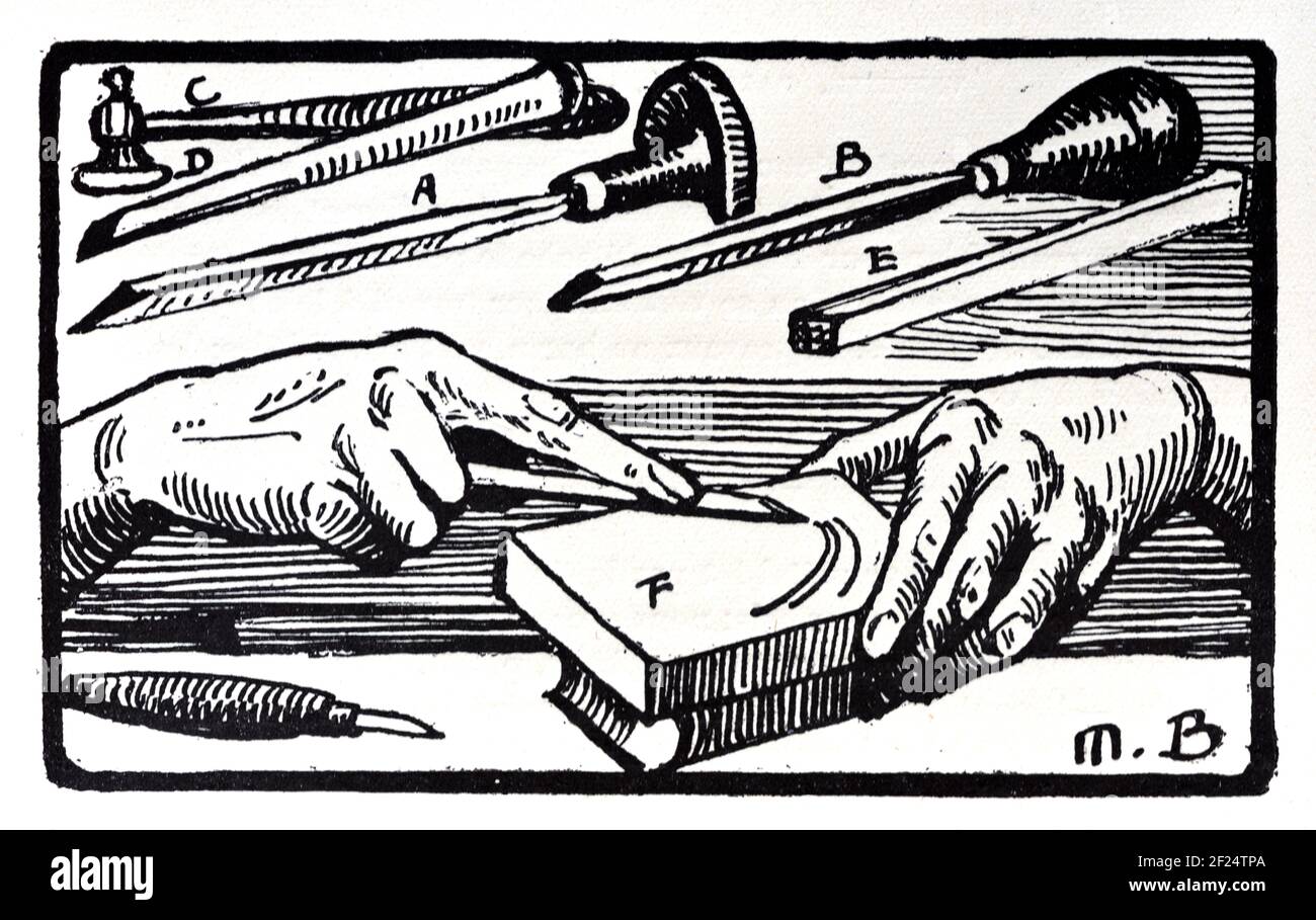 Utensili per l'incisione del legno, tra cui sgorbie, scalpelli, coltelli e mani dell'incisore. Vintage woodblock Print or Woodcut di Maurice Busset c1925 Foto Stock
