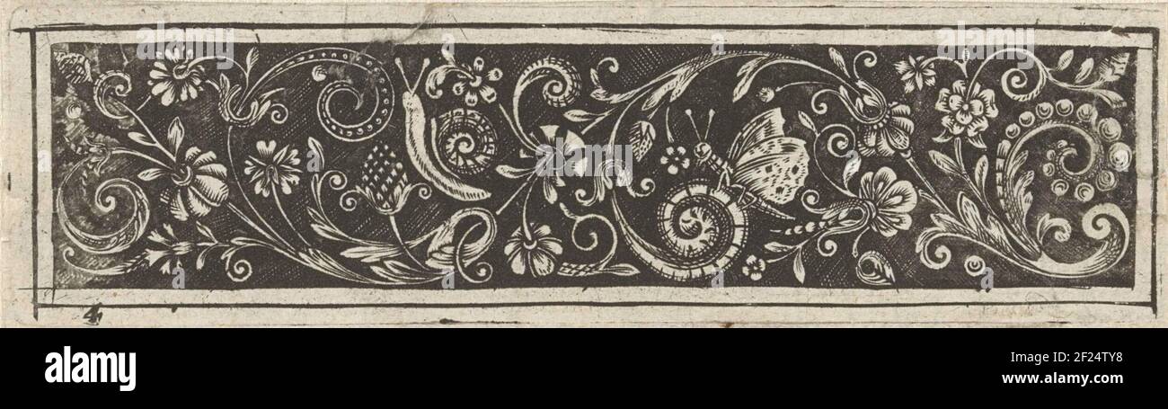 Klein fries incontrò ranken, bloemen, een slak en een vblinder.Small Frisone con tendri, fiori, una lumaca e una farfalla. Numero 4 da una serie di sedici '' lavori non dichiarati '' stampe ornamento realizzate per e da orafi. Foto Stock