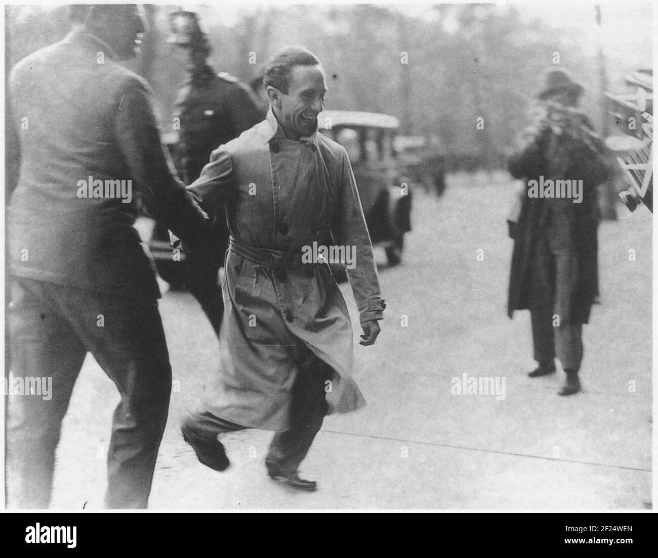 Joseph Goebbels il Reich propaganda ministro per il tedesco partito nazista immettendo il Reichstag di Berlino 1934 circondato da premere i fotografi Foto Stock