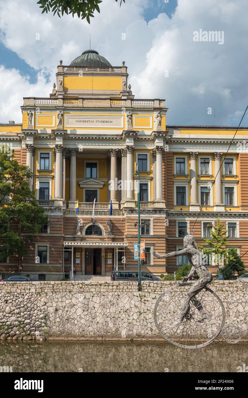 Sarajevo, Bosnia-Erzegovina - 28 agosto 2019: Università di Sarajevo Facoltà di giurisprudenza e scultura (progettato da Enes SIVAC nel 1993) che si affaccia sul Foto Stock