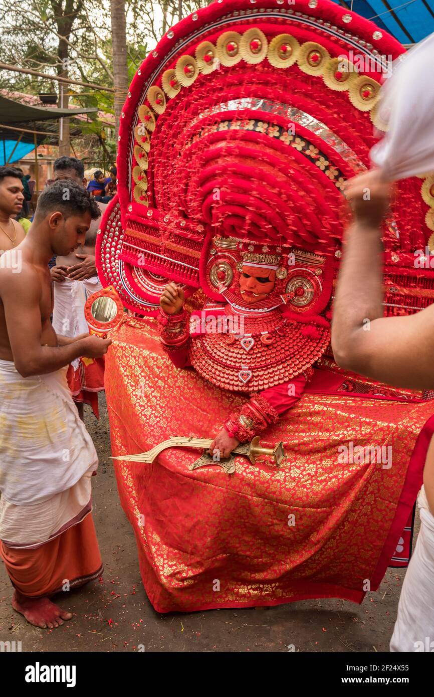 Kannur, India - 2 dicembre 2019: L'artista theyyam si esibir durante il festival del tempio a Kannur, Kerala, India. Theyyam è una forma popolare rituale di culto Foto Stock