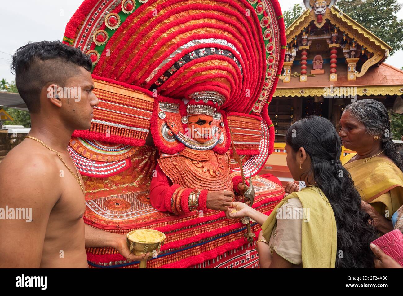 Kannur, India - 2 dicembre 2019: L'artista theyyam si esibir durante il festival del tempio a Kannur, Kerala, India. Theyyam è una forma popolare rituale di culto Foto Stock